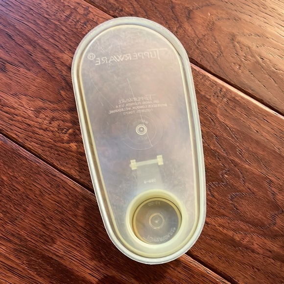 Vintage Yellow Tupperware 2-Quart Pitcher - Picture 6 of 7